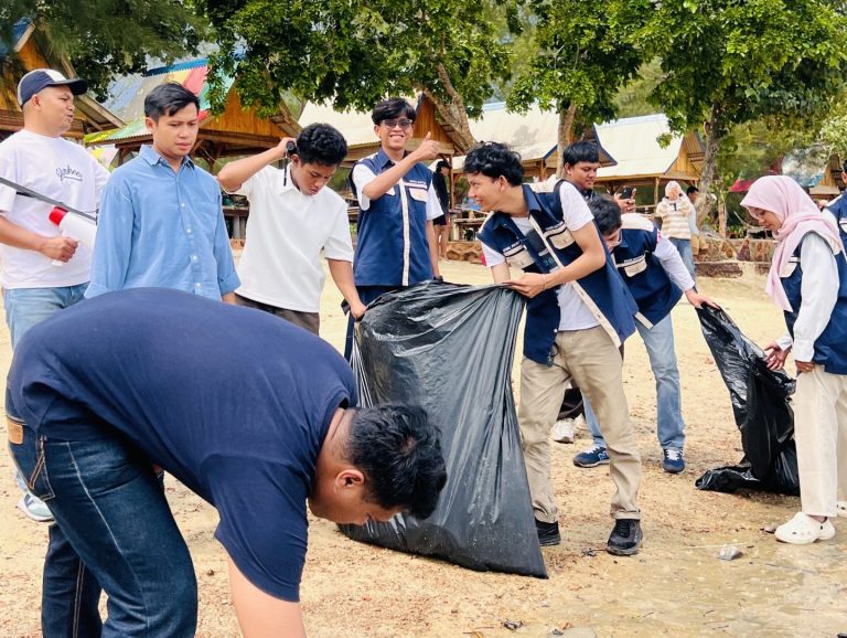 Dies Natalis Pertama PWK UMRAH Dirayakan dengan Aksi Bersih Pantai di Pantai Gaseng Dompak
